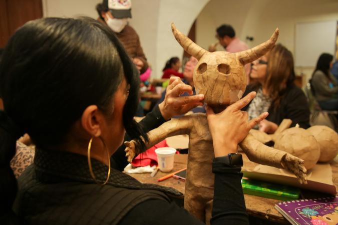 VIDEO Realizan diablos de carnaval en taller de cartonería