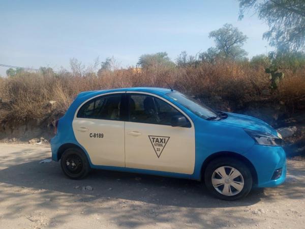 Ladrones abandonan taxi en camino de terracería en Tecamachalco