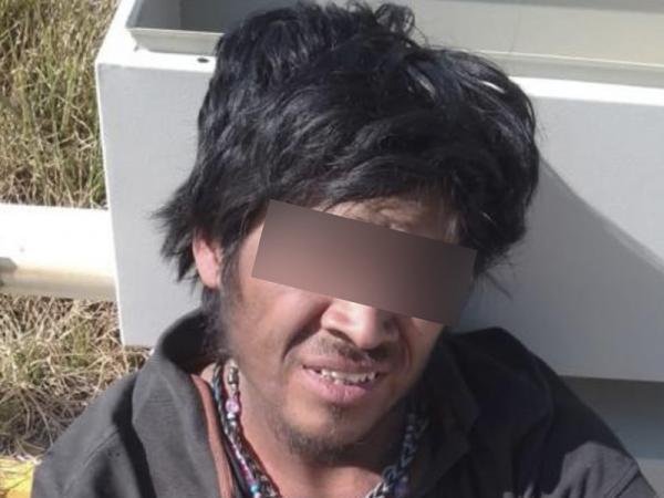 Detiene policía a hombre por robo de luminaria en Flor del Bosque