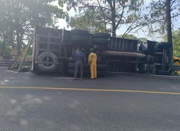 Volcadura de tráiler deja lesionados y cierre de carretera en Hueytamalco