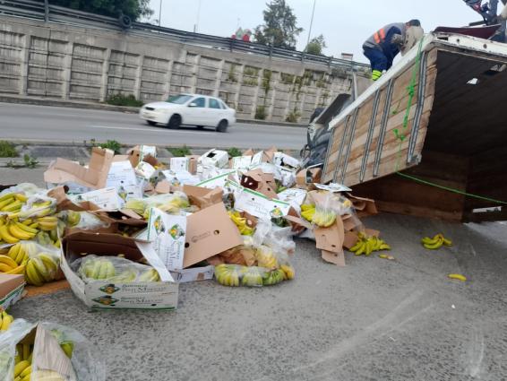 Volcadura de camioneta con plátanos causa estragos en autopista México-Puebla