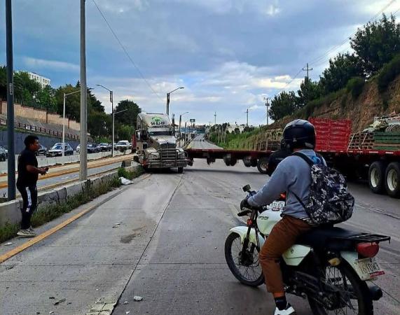 Tráiler se queda atravesado por mala maniobra en Periférico-Ecológico