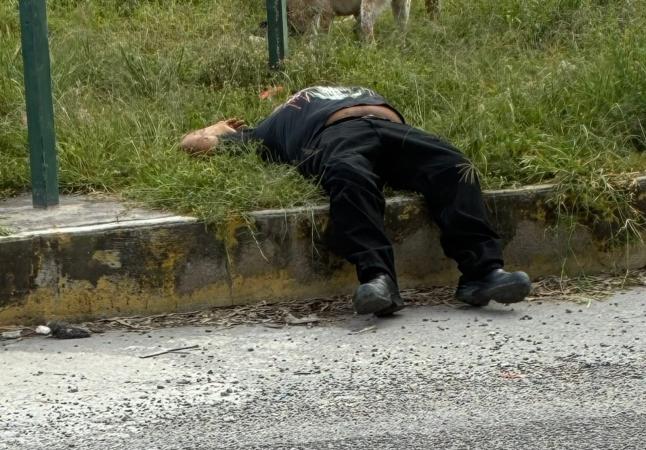 Hombre agarra borrachera y se queda dormido en la federal a Tehuacán