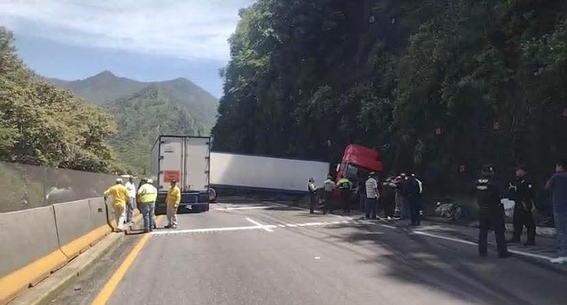 Tráiler evita volcadura pero queda atravesado y bloquea la Puebla-Orizaba