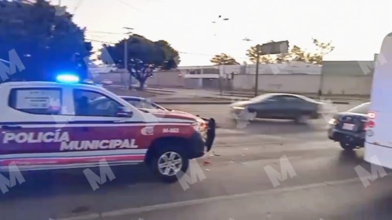 Patrulla de la policía municipal choca contra auto en el crucero de la Pepsi