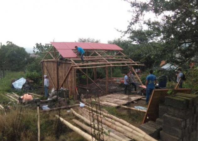 Levantan casas con bambú para damnificados del 19S en Puebla