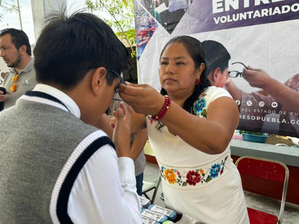 Entrega Voluntariado del Congreso lentes a niñas y niños de San Gabriel Chilac