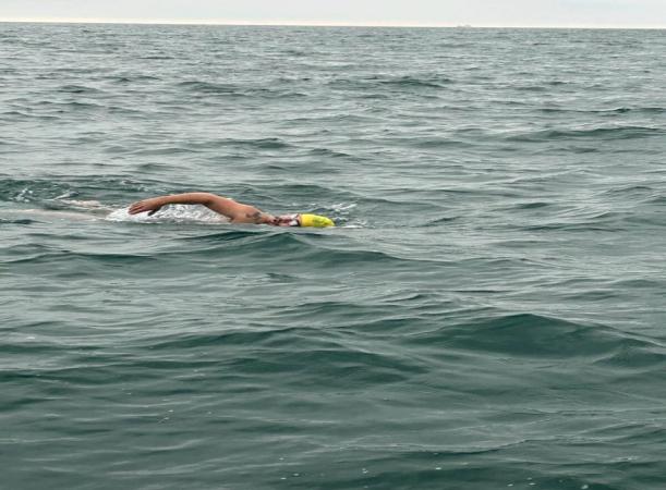 Lo logró, Abraham Elías Jauli hace historia al cruzar el Canal de la Mancha