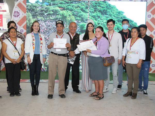 Reconoce gobierno estatal participación de artesanos en la Feria de Puebla