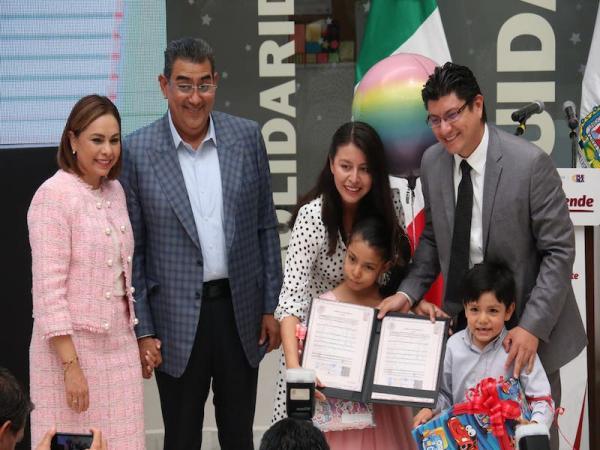 Sergio Salomón y Gaby Bonilla encabezan ceremonia del programa de adopciones