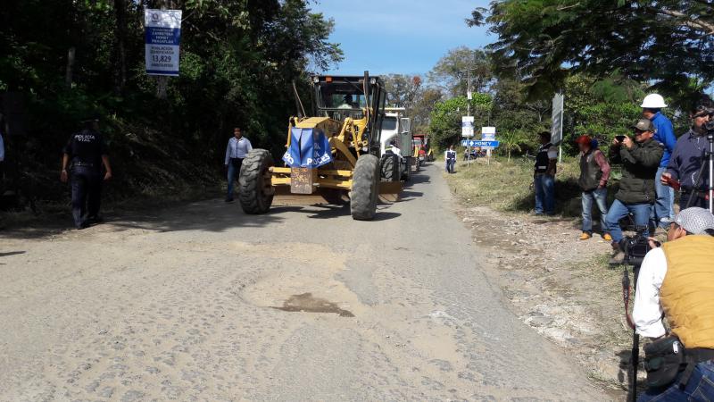 A 6 años de anunciada, inicia reparación de camino a Pahuatlán image 1