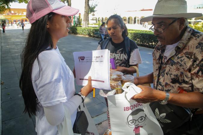 Reparten bolsas con imagen de Marcelo Ebrard en San Pedro Cholula