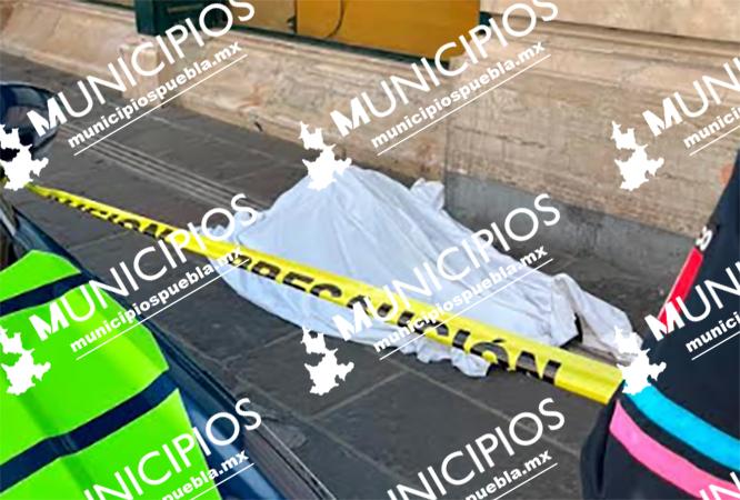 Indigente fallece afuera del Vips del centro histórico de Puebla