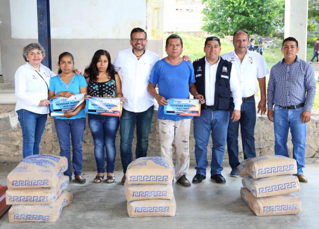 Entrega Xicotepec acciones de techo y piso digno image 2