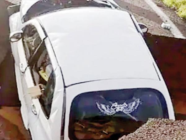 Kay produce socavón y automóvil cae en Baja California; hay dos muertos