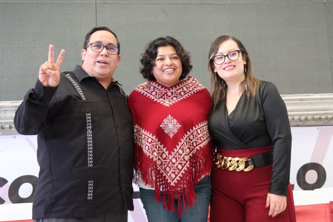 Karina Pérez Popoca se deja ver con grupo de Carlos Evangelista