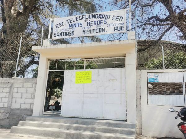 Padres de familia se manifiestan contra la directora de la escuela Niños Héroes en Izúcar