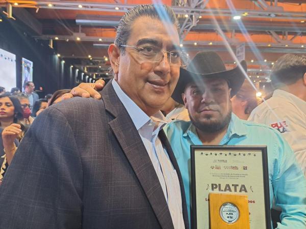 Ex edil de Tlapanalá consigue reconocimiento por elaborar uno de los mejores mezcales