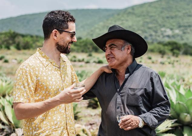 Chava Iglesias se vuelve mezcalero por Amazon