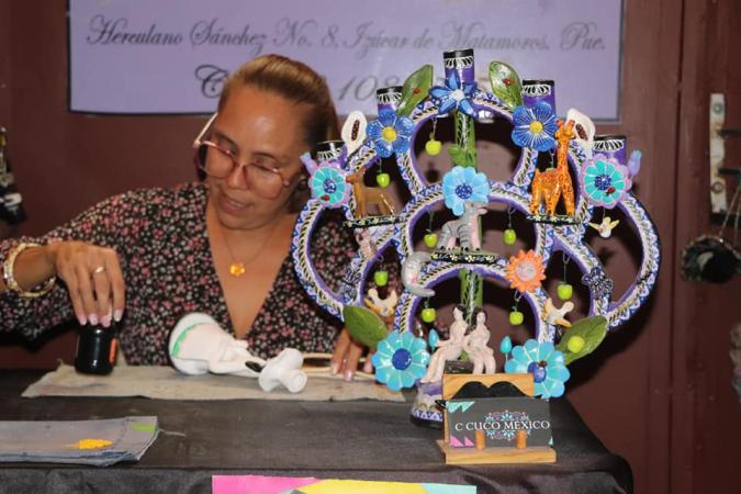 Noventa artesanos se reúnen en el Festival Nacional del Árbol de la Vida en Izúcar