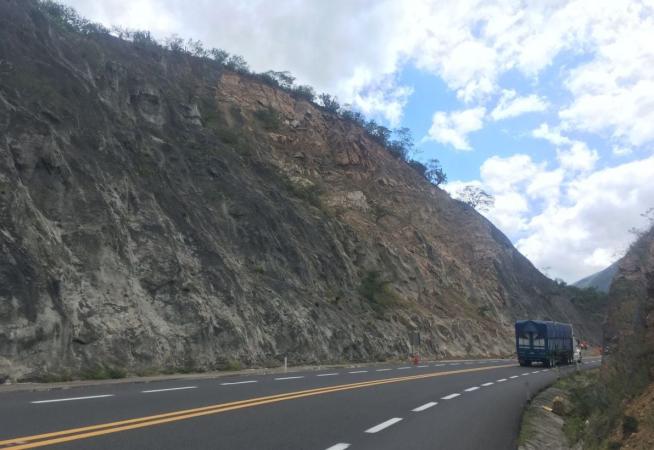 Autobús de ADO se vuelca en la autopista Cuacnopalan - Oaxaca