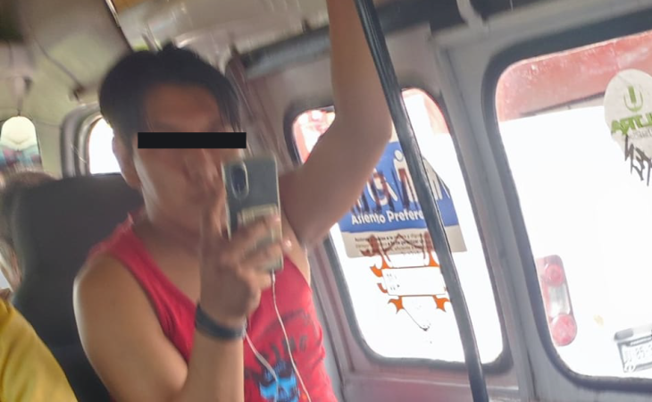 Denuncian a hombre por acosar a joven en transporte público en Puebla