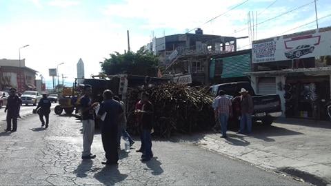 Vuelca camión cargado con 10 t de caña, en Izúcar image 1