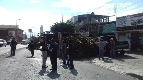 Vuelca camión cargado con 10 t de caña, en Izúcar image 2