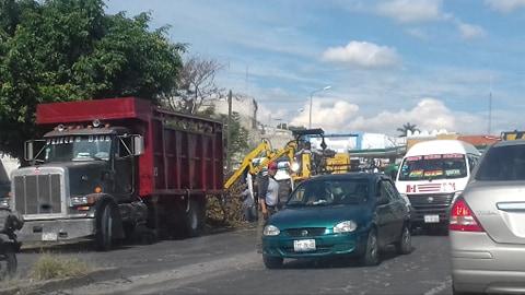 Vuelca camión cargado con 10 t de caña, en Izúcar image 3