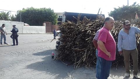 Vuelca camión cargado con 10 t de caña, en Izúcar image 4