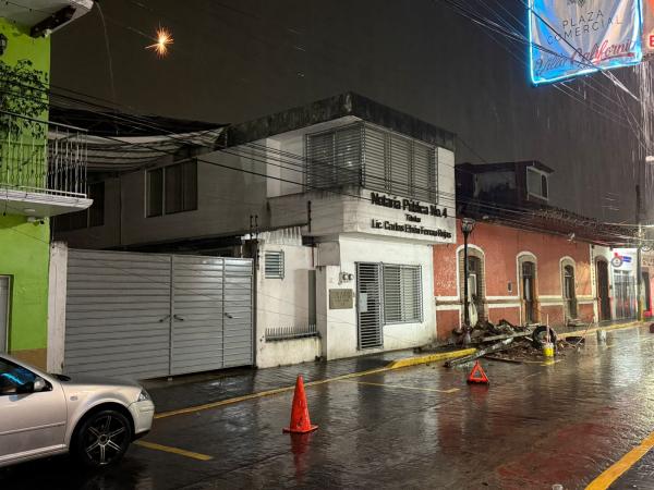 Tras la lluvia colapsa el techo de una casona en Huauchinango