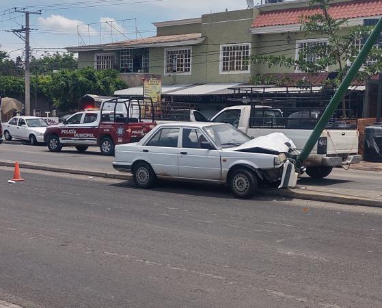 Hombre en estado de ebriedad se impacta contra alumbrado público en Izúcar