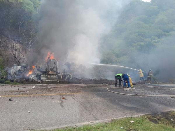 Vuelca pipa con gasolina y explota en la carretera Puebla-Tlapa