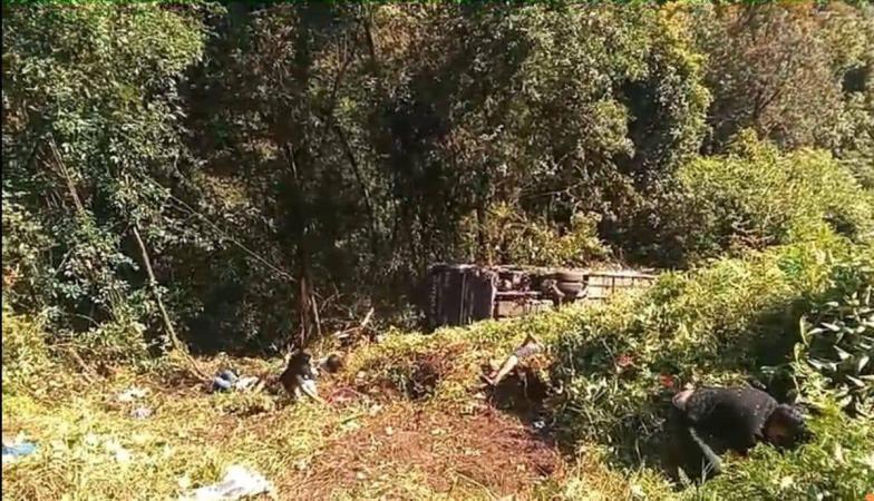 Confirman dos personas muertas tras volcadura de camión en Huauchinango