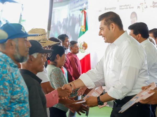 Armenta encabeza entrega de 3.9 mdp de apoyos para el campo en Tianguismanalco