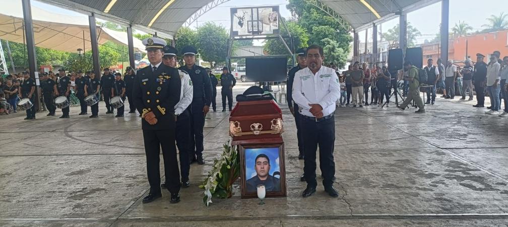 Realizan homenaje de cuerpo presente a policía asesinado en Matzaco