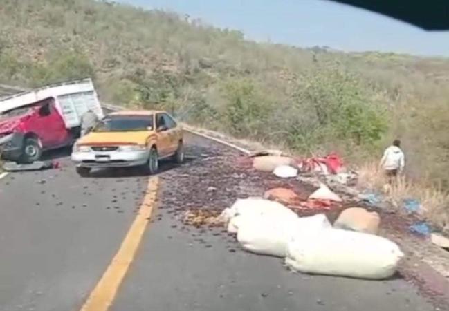 Se registra aparatoso accidente en Chila de las Flores