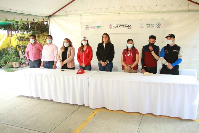 Angélica Alvarado firma convenio con gimnasios y escuela de natación