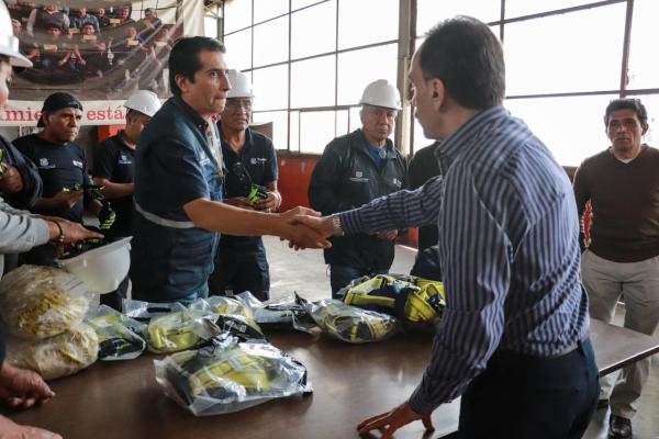 Entregan equipo de seguridad a la cuadrilla de mantenimiento de mercados en Puebla