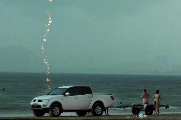 Captan el momento exacto en el que una mujer muere impactada por un rayo