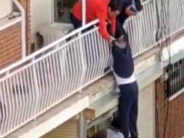VIDEO Abuelito se asoma por su balcón y queda colgado