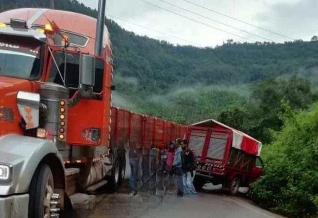 Tráiler impacta de frente a camioneta en la carretera a Ahuacatlán