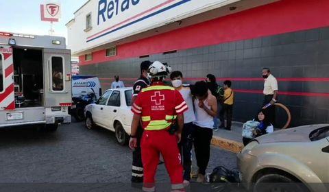 Por esquivar a otra moto terminó chocando con auto en Tehuacán