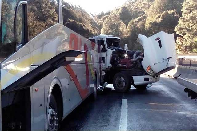 Se cristaliza asfalto de la Puebla-México y ocasiona 2 accidentes image 1