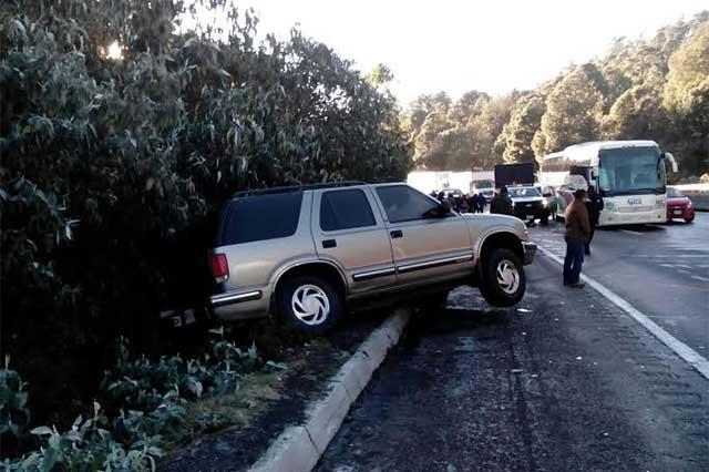Se cristaliza asfalto de la Puebla-México y ocasiona 2 accidentes image 2