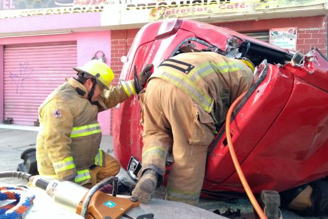 Mueren 2 jóvenes tras volcar su automóvil en Chachapa