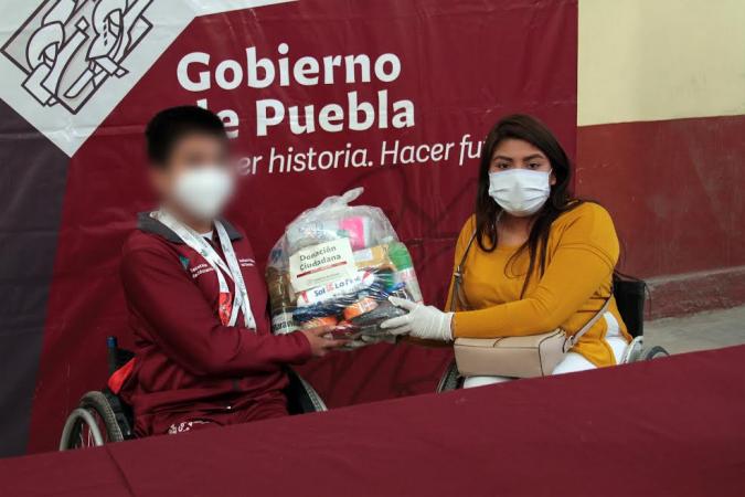 Personas con discapacidad reciben paquetes alimentarios en Tepeyahualco