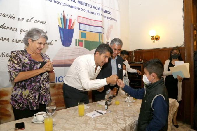 Entregan premios a hijos de trabajadores del Organismo Operador del Servicio de Limpia
