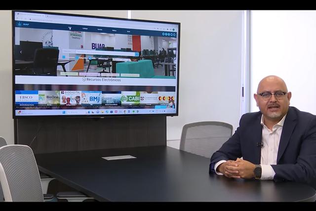 Alfredo Avendaño recibe la Medalla al Mérito Bibliotecario Roberto Gordillo