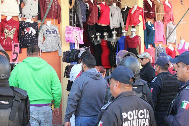 Amenazan a alineadores de Tehuacán, ambulantes se deslindan